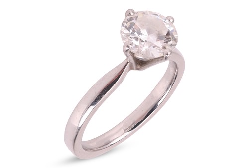 Lot A diamond solitaire ring in platinum, claw-set...