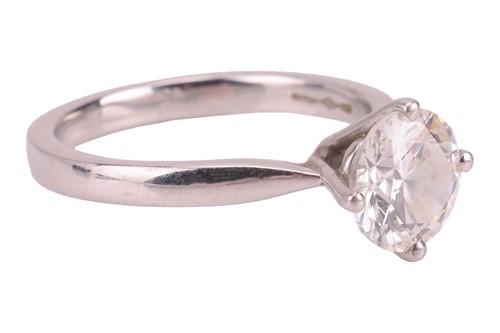 Lot A diamond solitaire ring in platinum, claw-set...