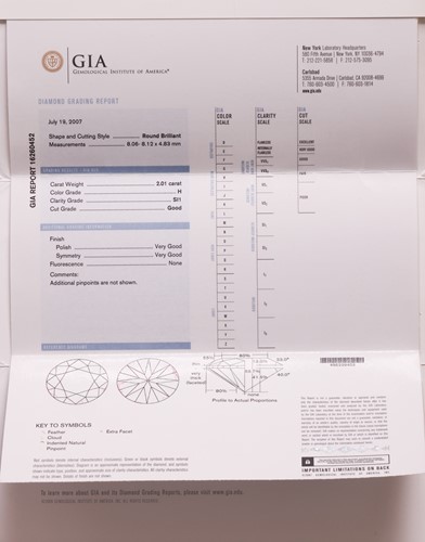 Lot A diamond solitaire ring in platinum, claw-set...