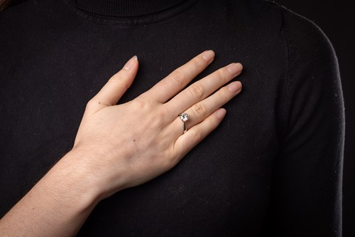 Lot A diamond solitaire ring in platinum, claw-set...