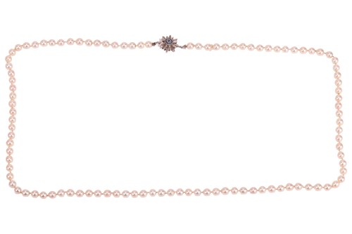 Lot 30 - A cultured pearl necklace, with a sapphire-set...