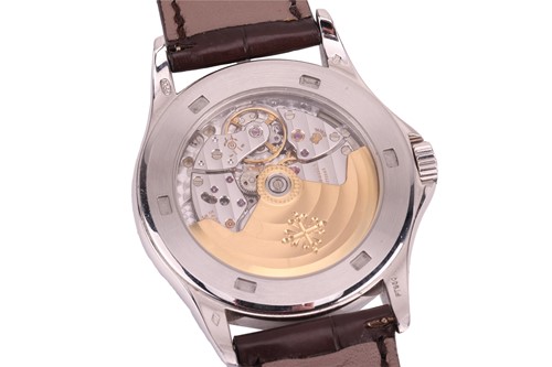 Lot Patek Philippe Gentleman’s Platinum Calatrava...
