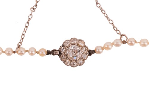 Lot 25 - An Edwardian natural saltwater pearl necklace,...