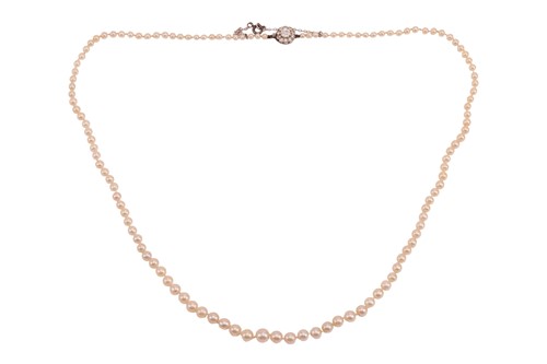Lot 25 - An Edwardian natural saltwater pearl necklace,...
