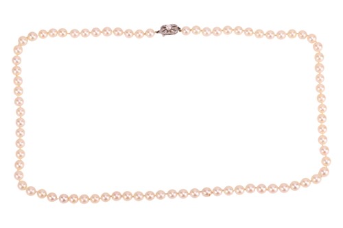 Lot 40 - A single-strand cultured pearl necklace,...