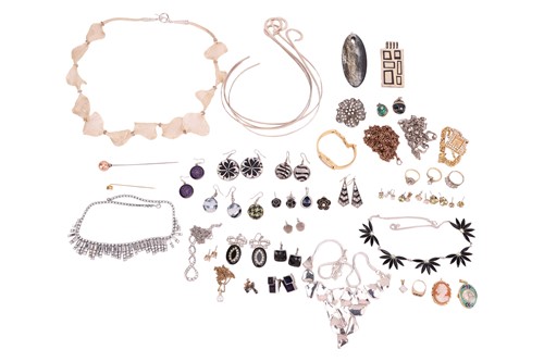 Lot 73 - A shell cameo of a lady in an oval mount...