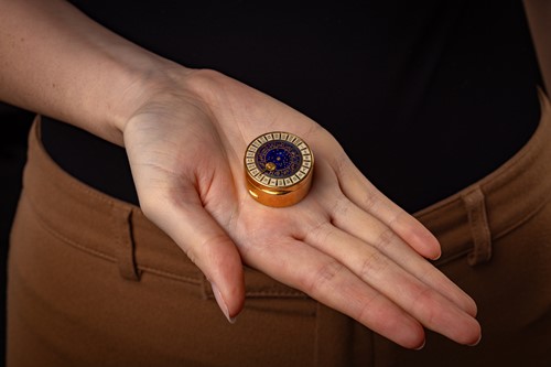 Lot 343 - An enamelled pillbox, of circular form, the...
