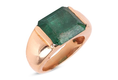 Lot An emerald dress ring, featuring a deep green...