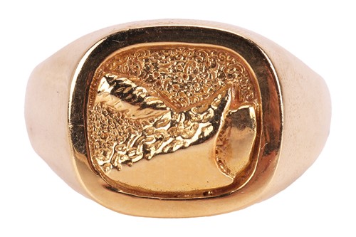 Lot 292 - A textured signet ring in 18ct gold, the...