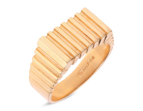 Lot 244 - A signet ring with grooved design, the...