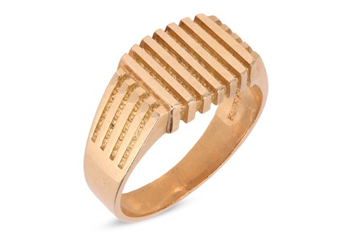 Lot 100 - A signet ring with parallel ridged decoration,...