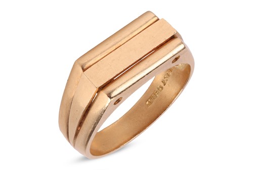 Lot 282 - A dress ring with screw-motifs, the grooved...