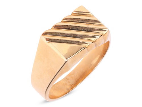 Lot 255 - A signet ring, the rectangular head with...
