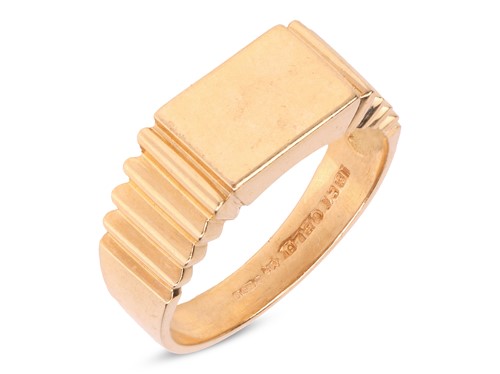 Lot 127 - A signet ring in 18ct yellow gold, with a...