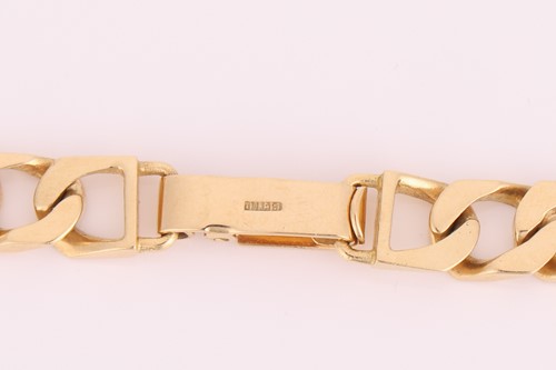 Lot 32 - A long Figaro curb link chain, the heavy flat...