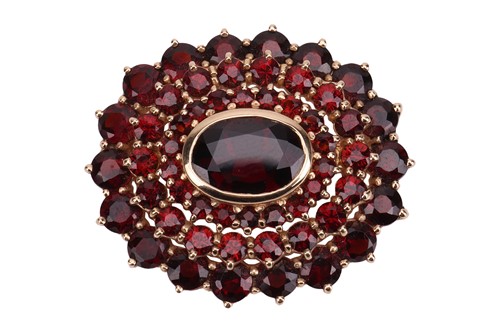 Lot 16 - A garnet cluster brooch, centred with an...
