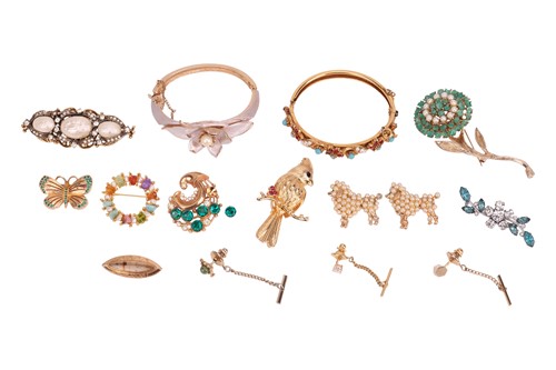 Lot 75 - A Victorian lozenge-shaped brooch in yellow...