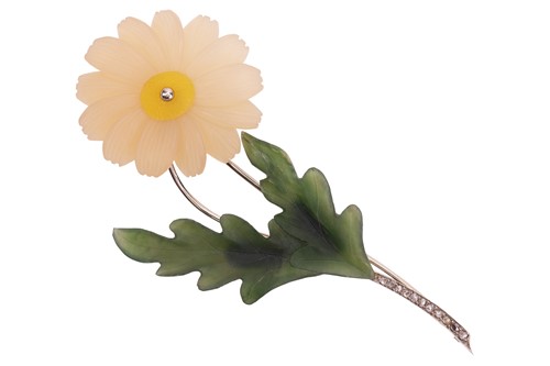 Lot 53 - An Art Deco carved hardstone daisy brooch,...