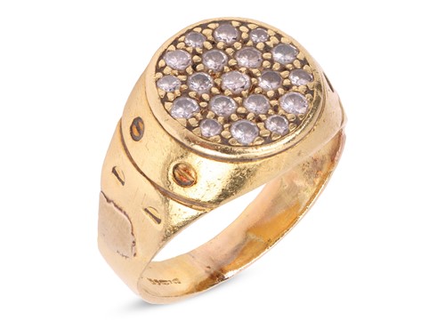 Lot 71 - A diamond-set signet ring in 18ct yellow gold,...
