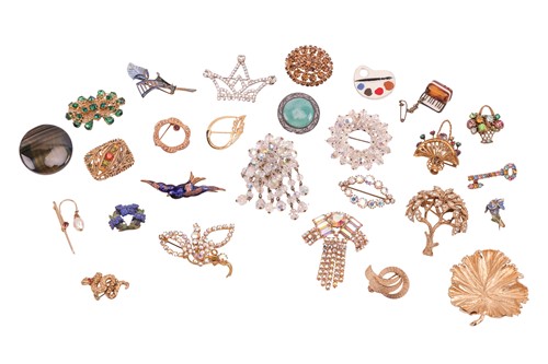 Lot 67 - A quantity of mid-century and vintage costume...