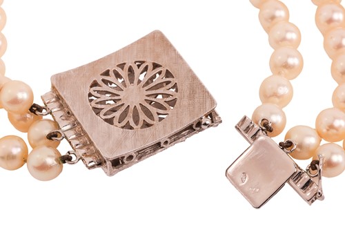 Lot 266 - A cultured pearl choker necklace with a...