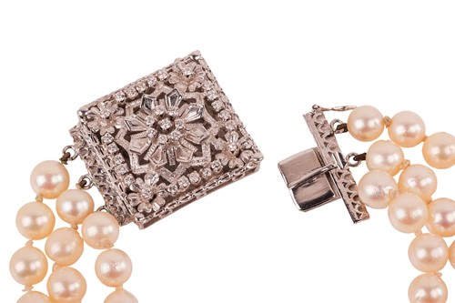 Lot 266 - A cultured pearl choker necklace with a...