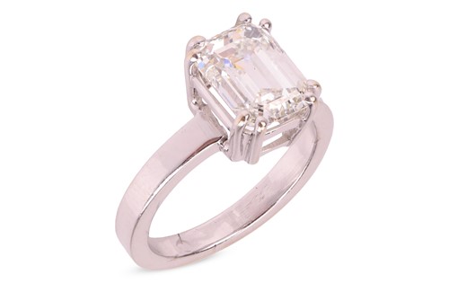 Lot 300 - A single stone emerald-cut diamond ring, the...