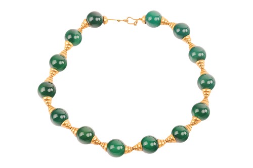 Lot 142 - An agate bead necklace, comprising fourteen...