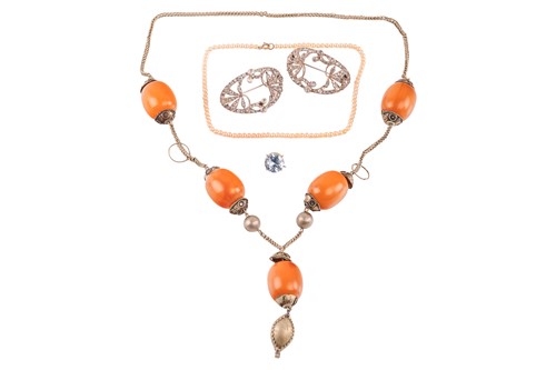 Lot 84 - A small group of jewellery items comprising a...