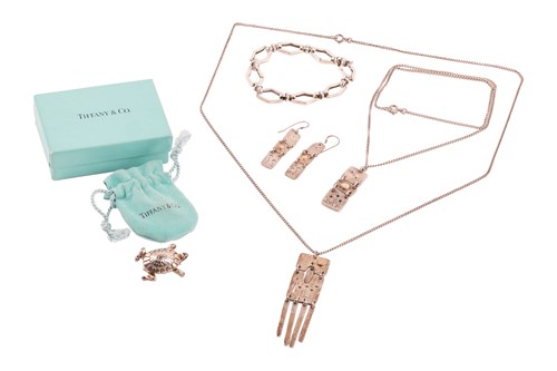 Lot 20 - A small group of jewellery items comprising a...