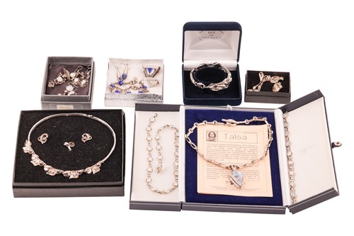 Lot 74 - A mixed group of jewellery items including a...