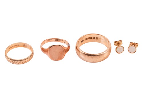 Lot 113 - A small group of jewellery; The first a 9ct...