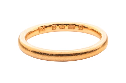 Lot 17 - A wedding band in 22ct yellow gold, consisting...