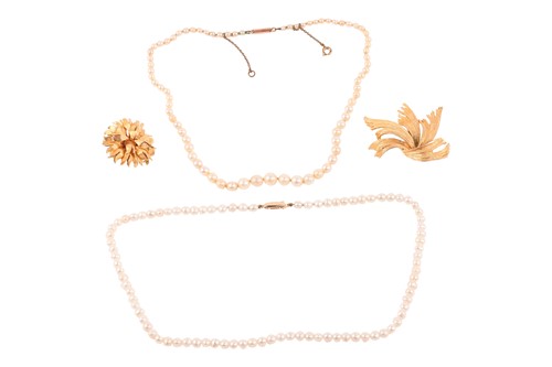 Lot 55 - A small group of jewellery items, comprising...