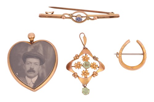 Lot 12 - A small group of jewellery items; The first...