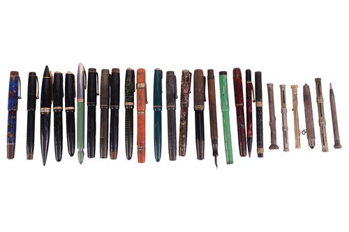Lot 151 - A group of vintage fountain pens, including a...