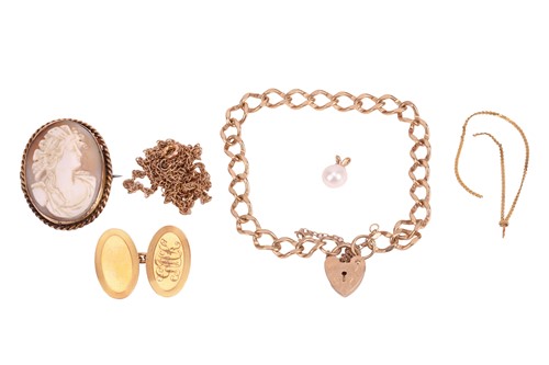 Lot 32 - A small group of jewellery items, comprising a...