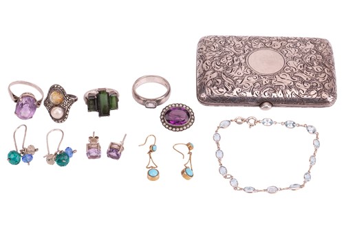 Lot 95 - A group of jewellery items and a silver...