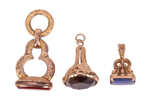 Lot 326 - A 9 carat gold and smoky quartz seal,...