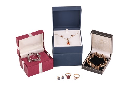 Lot 108 - A small group of jewellery items comprising a...