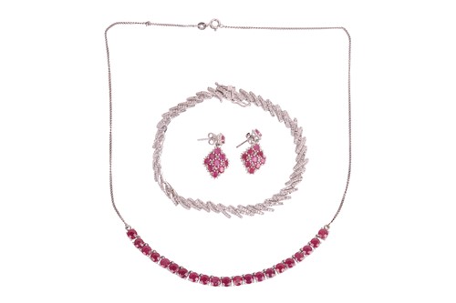 Lot 33 - A group of jewellery items comprising a...