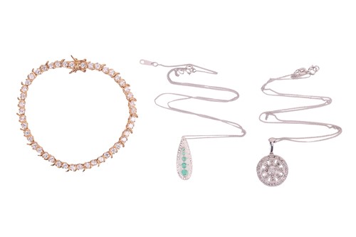 Lot 42 - A small group of jewellery items comprising a...