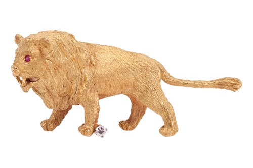Lot 59 - A lion statant brooch, realistically sculpted...