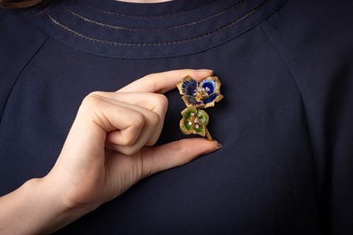 Lot 67 - A floral brooch set with diamonds and enamel,...