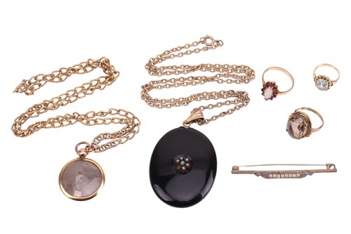 Lot 90 - A small collection of jewellery, to include a...