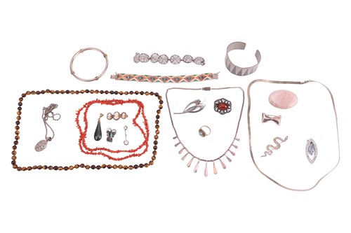 Lot 98 - A group of jewellery, to include a white metal...