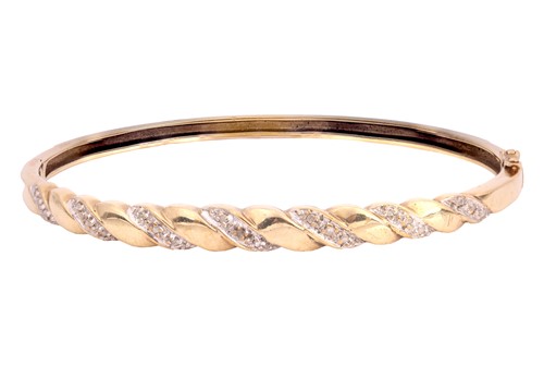 Lot 283 - A diamond-set hinged bangle, featuring a...
