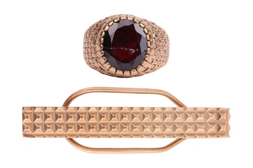 Lot 83 - A 9ct yellow gold clip, composed of a bar of...