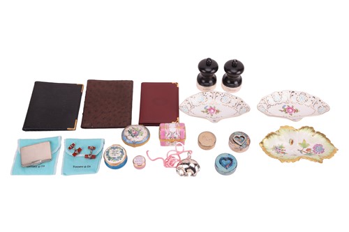 Lot 136 - A group lot of silver and decorative items; to...