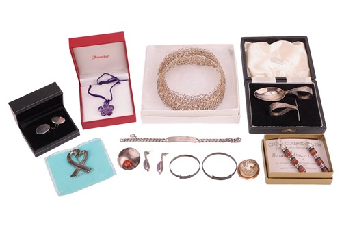 Lot 29 - A mixed group of jewellery items; including...